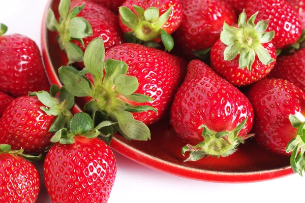 Nahaufnahme Von Erdbeeren Auf Einem Roten Teller Auf Weißem Hintergrund Stockfoto