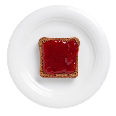 Çilek reçelli çavdar ekmeği beyaz arka planda izole edilmiş bir tabakta, üst manzara