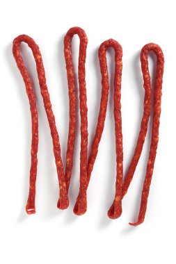 Kabanos - Polonya ince, uzun, kuru sosis beyaz arka planda, üst manzara