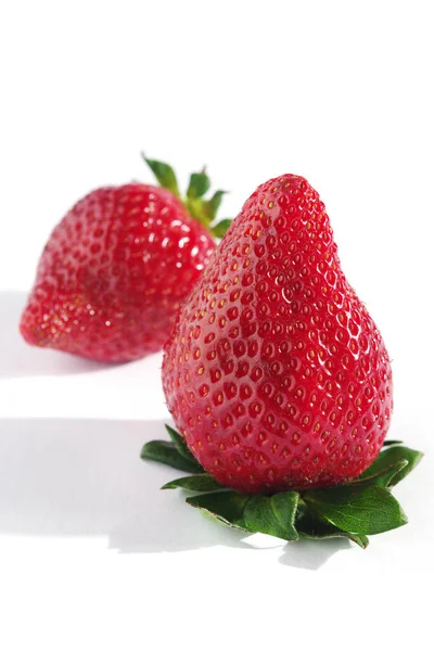 Nahaufnahme Von Erdbeeren Auf Weißem Hintergrund — Stockfoto