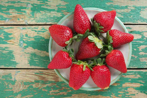 Frische Erdbeeren Teller Auf Altem Grünen Holzgrund Draufsicht Mit Kopierraum — Stockfoto