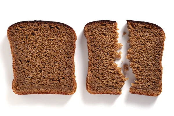 ライ麦スライスされたパン 全体の部分と白の背景に壊れた トップビュー — ストック写真