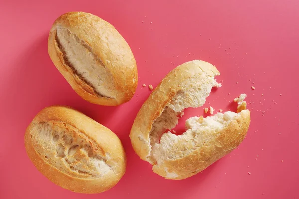 Broodjes Klein Brood Heel Gebroken Roze Achtergrond Bovenaanzicht — Stockfoto
