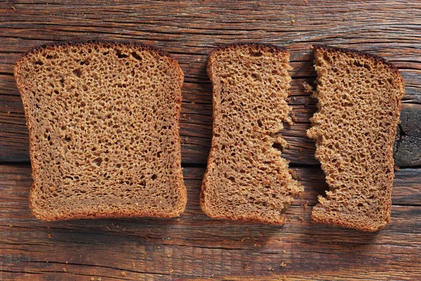 Ψωμί Φέτες Σίκαλης Ολόκληρο Κομμάτι Και Σπασμένα Ξύλινο Φόντο Πάνω — Φωτογραφία Αρχείου