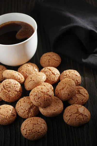 Итальянское Абрикосовое Печенье Чашка Кофе Старом Черном Деревянном Фоне — стоковое фото