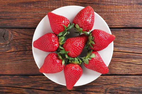 Erdbeeren Teller Auf Holzgrund Draufsicht — Stockfoto