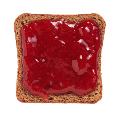 Beyaz arka planda izole edilmiş çilek reçelli küçük çavdar ekmeği.