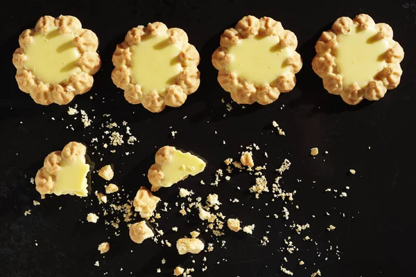 Cookies Mit Sahnefüllung Auf Schwarzem Tablett Hintergrund Ansicht Von Oben — Stockfoto