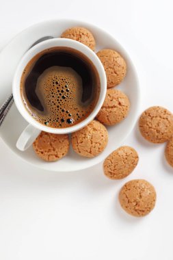 Beyaz arka planda bir fincan kahve ve İtalyan kurabiyesi, fotokopi alanı olan üst manzara.