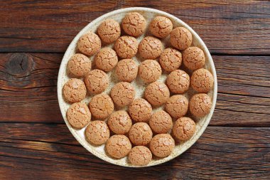 Ahşap zemin üzerinde İtalyan kayısı kurabiyeleri, yukarıdan görünüm