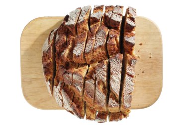 Kesme tahtasındaki dilimlenmiş çavdar ekmeği beyaz arka planda izole edilmiş, üst manzara