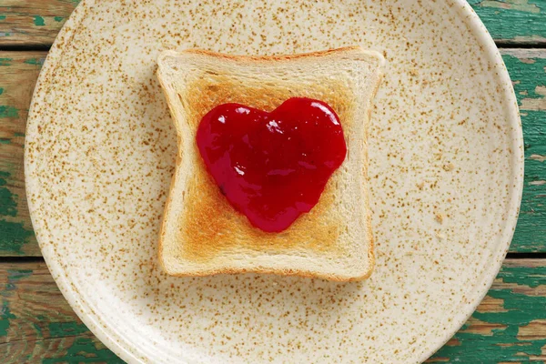 Φρυγανισμένο Ψωμί Μαρμελάδα Σχήμα Καρδιάς Πιάτο Παλιό Πράσινο Ξύλινο Φόντο — Φωτογραφία Αρχείου