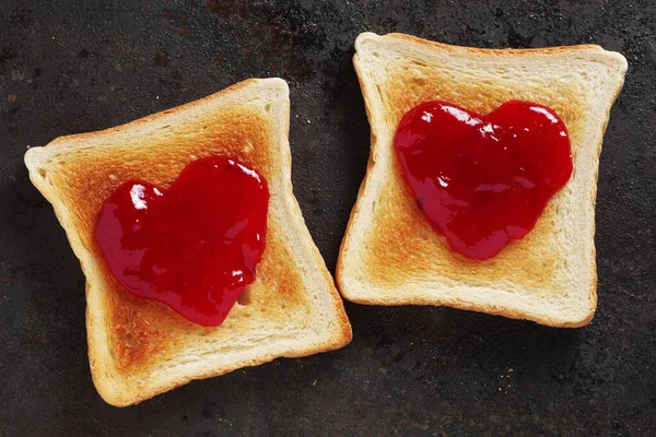 Zwei Toasts Mit Erdbeermarmelade Auf Rostigem Metallhintergrund Draufsicht — Stockfoto
