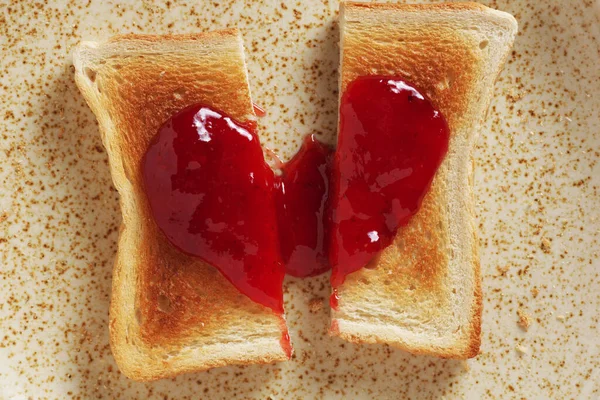 Twee Halve Toast Met Hartvormige Jam Een Bord Close Bovenaanzicht — Stockfoto
