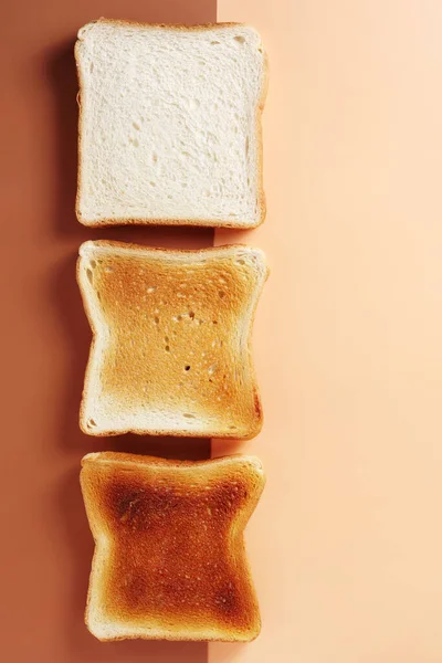 トーストパンのスライス 2色の背景で新鮮でロースト コピースペース付きのトップビュー — ストック写真