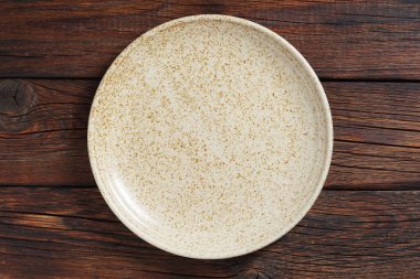 Ahşap arka planda boş temiz tabak, üst görünüm