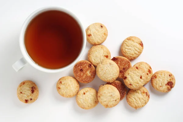 Galletas Pan Corto Con Mermelada Taza Sobre Fondo Blanco Vista — Foto de Stock