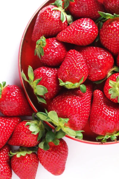 Frische Rote Erdbeeren Auf Rotem Teller Auf Weißem Hintergrund — Stockfoto