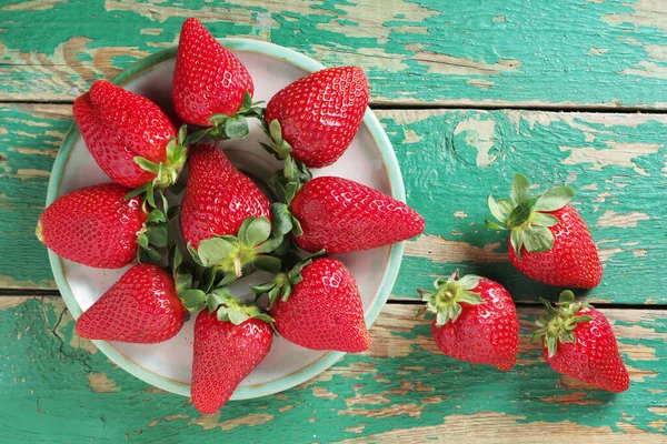 Frische Erdbeeren Teller Auf Altem Grünen Holzgrund Draufsicht — Stockfoto