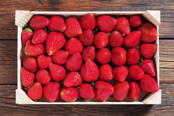 Schachtel Mit Erdbeeren Auf Holzgrund Draufsicht Stockfoto