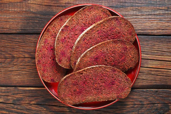 Ψωμί Σίκαλης Λαχανικά Κόκκινο Πιάτο Ξύλινο Φόντο Πάνω Όψη — Φωτογραφία Αρχείου
