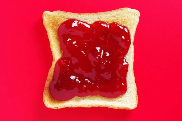 Φρυγανισμένο Ψωμί Μαρμελάδα Φράουλα Κόκκινο Φόντο Top View — Φωτογραφία Αρχείου