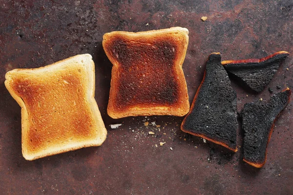 Smažený Spálený Pečený Chléb Rezavém Kovovém Pozadí Pohled Shora — Stock fotografie