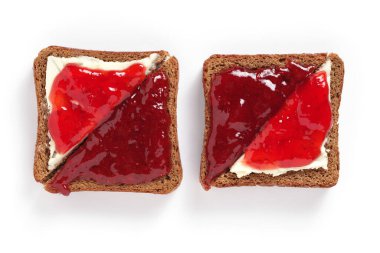 Beyaz arka planda reçelli küçük çavdar ekmeği, üst manzara