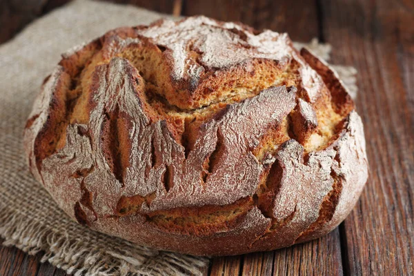 Brood Roggebrood Rustieke Houten Tafel Close Rechtenvrije Stockfoto's