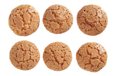 Kayısılı İtalyan bisküvileri beyaz arka planda izole edilmiş, yukarıdan manzaralı.