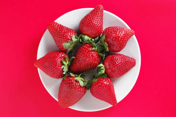 Erdbeeren Auf Einem Teller Auf Rotem Hintergrund Draufsicht — Stockfoto