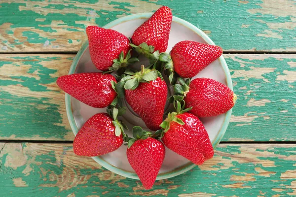 Frische Erdbeeren Teller Auf Altem Grünen Holzgrund Draufsicht — Stockfoto