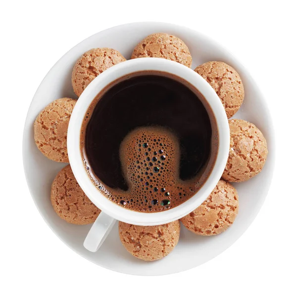 白い背景に隔離されたコーヒーとイタリアのアプリコットクッキーのカップ トップビュー — ストック写真