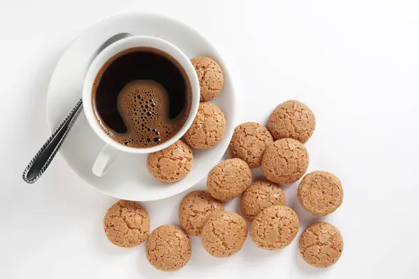 白い背景にコーヒーとイタリアのクッキーのカップ トップビュー — ストック写真