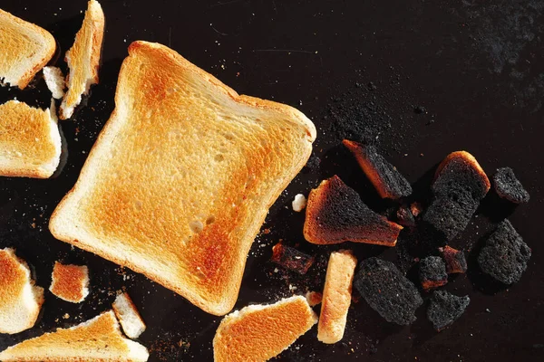 黒金属製のトレイに揚げ焼きトーストパン トップビュー — ストック写真