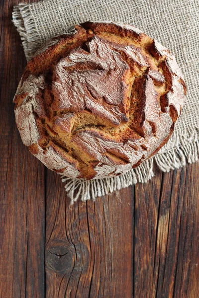 Brood Roggebrood Houten Ondergrond Bovenaanzicht Met Kopieerruimte Rechtenvrije Stockafbeeldingen