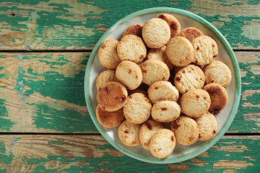 Eski yeşil ahşap arka planda marmelatlı ev yapımı kurabiyeler, fotokopi alanı olan üst manzara.
