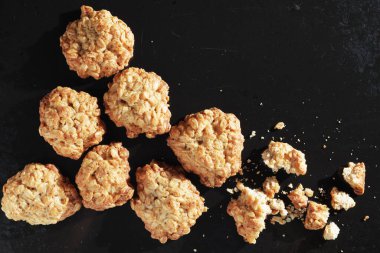 Ev yapımı yulaf ezmeli kurabiyeler.