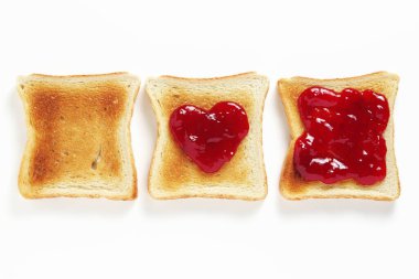 Beyaz arka planda çilek reçelli kızarmış ekmek.