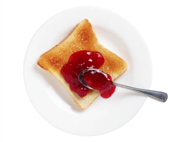 Beyaz arka planda izole edilmiş bir tabakta reçelli kızarmış ekmek.