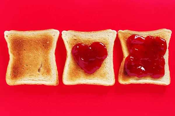 Geroosterd Brood Met Aardbeienjam Rode Achtergrond Bovenaanzicht — Stockfoto