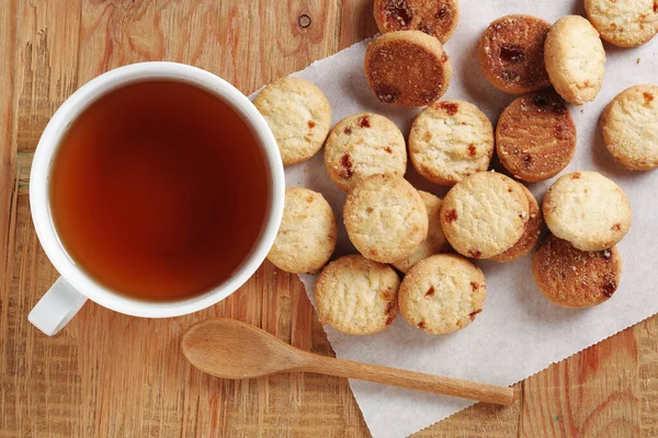 Marmelatlı ev yapımı kurabiye ve eski ahşap arka planda bir fincan çay.