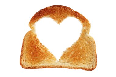 Bir dilim kızarmış ekmek, beyaz arka planda izole edilmiş kalp şeklinde bir kesit, üst manzara.