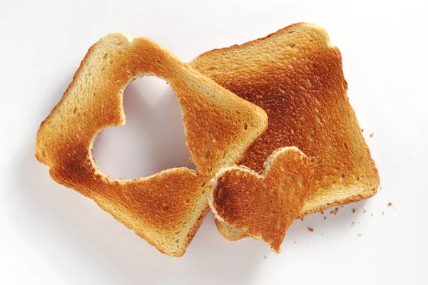 Opékaný Chléb Vyříznutým Plátkem Tvaru Srdce Bílém Pozadí Pohled Shora — Stock fotografie
