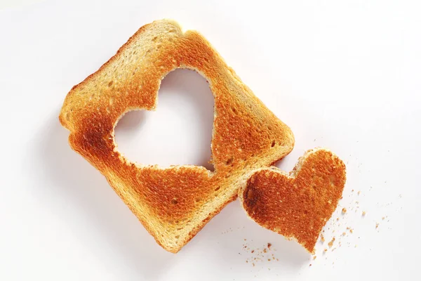 心臓の形をした切断されたトーストパンの一枚 ホワイトバックグラウンド トップビュー — ストック写真