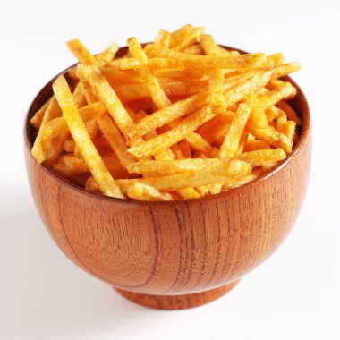 Beyaz arka planda tuzlu patates çubukları.