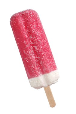Beyaz bir arka plan üzerinde izole kremsi ahududu buzlu şeker. Dondurma bir sopa