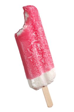 Beyaz bir arka plan üzerinde izole bir sopa ısırıldı ahududu Ice cream