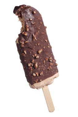Çubukta çikolatalı dondurma, beyaz bir arka planda izole edilmiş.