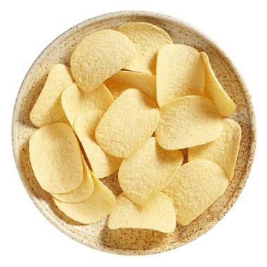 Beyaz arka planda izole edilmiş bir tabakta tuzlu patates cipsi. Bira için iyi atıştırmalık